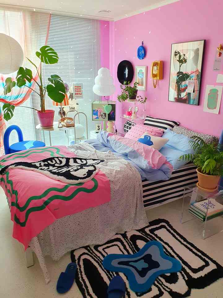 #셀프페인팅
Dinding abu-abu yang saya lukis sekitar 8 tahun yang lalu sudah semakin tua dan lelah, jadi saya mengubahnya menjadi warna yang sangat norak.

Warnanya merah muda yang halus dan cerah, dan saya sangat menyukainya!

Setelah mengaplikasikan satu lapis primer, biarkan mengering selama sekitar satu hari. 
Saya mengaplikasikan dua lapis cat, dan warnanya berkembang dengan sangat baik sehingga tidak ada bekas roller yang tersisa. 
Saya sangat puas dengan warna yang keluar begitu indah hanya dengan dua lapis! 

Jika Anda khawatir dengan furnitur atau dinding yang tua atau usang, Anda dapat mengubah ruangan Anda menjadi ruangan yang benar-benar berbeda hanya dengan mengecatnya.
Memiliki sesuatu yang dapat berubah dengan kekuatanku memberiku vitalitas yang besar dalam hidup.
Saya sarankan memulai dari yang kecil! 👍

<Informasi cat>
Ukuran dinding: lebar 6m / tinggi 2,2m 
Primer: Gunakan sedikit lebih dari 1L primer serbaguna.
Cat: Gunakan sekitar 70-80% Benjamin Moore Ben-Eggshell 4L.
Warna: Merah Muda Cantik  kamar tidur #비포애프터 #벽꾸미기 #벽페인팅 #핑크인테리어 #집에서제일바빠 #집꾸미기 #방꾸미기 { 8# Interior studio} #침실 #침구 #침대 #컬러인테리어 #맥시멀리스트 #소품 #홈스타일링 #플랜테리어 