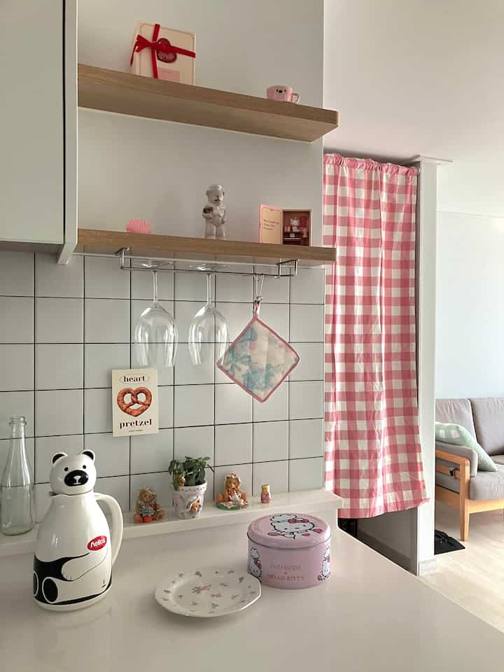 Pink mood for a break before decorating for Christmas

#Today's Our Home #콘수프기록 #23평인테리어 #주방인테리어 #주방꾸미기 #빈티지인테리어 #패브릭인테리어