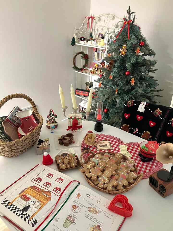 Gingerbread man cookies for Christmas mood!
I'm crazy about gingerbread men, so I baked cookies.
The tree is full of gingerbread men.

#I also have Christmas items #크리스마스 #크리스마스인테리어 #홈카페 #온더테이블 #홈베이킹 #쿠키만들기 #크리스마스트리 #진저맨 #빈티지인테리어 #23평인테리어 #다이닝룸 #콘수프기록