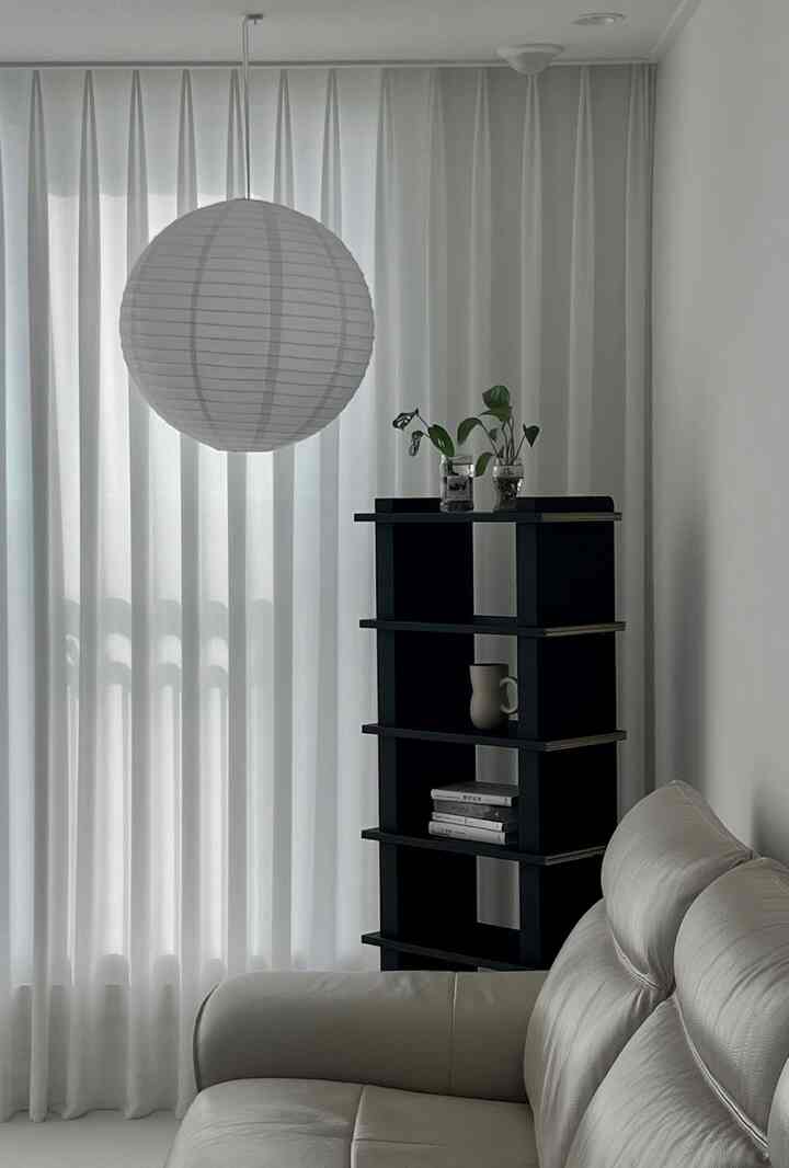 Originally a baby's playroom, the scrap space next to the living room sofa,
and the atmosphere was transformed when I placed the tuuk unit vertically!

The tuuk unit was placed horizontally and used as a baby's bookshelf,
but when I placed it vertically like this, it looks so pretty as an interior shelfღ

Since it's furniture made of paper, it's cost-effective

and it's light, so it's easy to move around on your own, so it's a very satisfying  completed with a simple furniture rearrangement-!