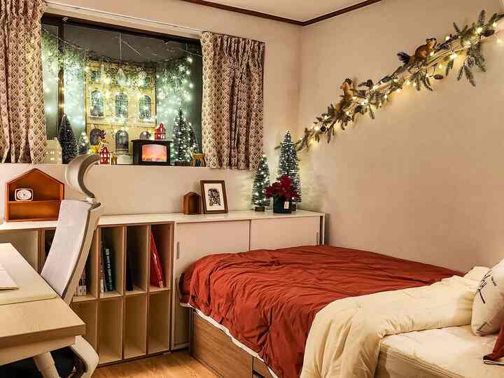 🎄 A special Christmas gift, a room transformation for mom! 🎁

This Christmas, a heartwarming story from a college entrance exam taker arrived. 🎅
While the storyteller's mother was at work, the gift he prepared was... a cozy space just for mom! 🏠✨

This student, who is busy preparing for the college entrance exam, asked to redecorate her mom's room instead of her own. The message, "I want to give my mom a comfortable resting place while she's working hard for her dreams," is heartwarming just hearing it. 💌

Then, let's take a look at the before and after of how a semi-basement space became a warm Christmas gift. 🎨📸

#BeforeAfter #3평방 #반지하 #엄마방 #빌라