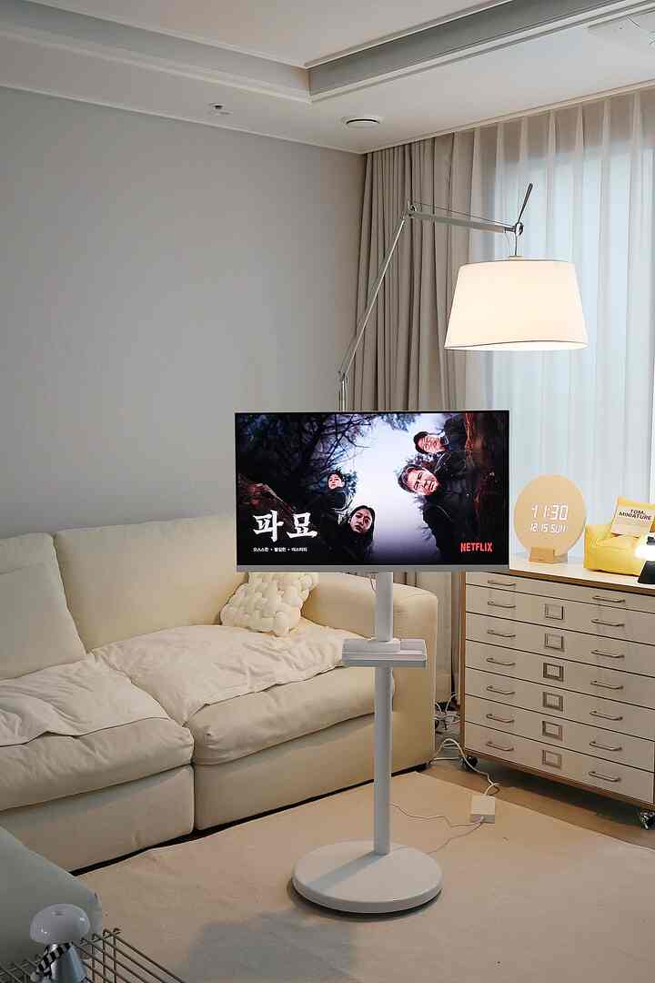 🖥️ LG 32インチ4KリムーバブルIPTV兼用モニター32SR76Uスタンドセット活用法🖥️ 

最近テレビの視聴パターンが大きく変わったでしょうか？
私の家も先日までIPTVを利用していましたが、月に一度見てみましょうか。
毎月出る基本料金はもったいないです。 
だから大胆に終了し、NetflixやTVなどのOTTサービスに乗り換えました。 
子供たちはゲームが好きで、私は在宅勤務の多いフリーランサーです。 
テレビとモニターの両方が必要でした。 
2つの機能を同時に行うことができるスマートモニター
LG 32インチ4Kスマートモニターです。


#LG #이동식TV #스마트TV #IPTV #TV겸용 #스마트모니터 #32인치4K스마트모니터 #인터넷TV #화이트모니터 #32인치모니터 #32인치스마트모니터 #4K스마트모니터 #스마트TV모니터


