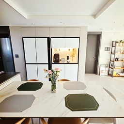 우드띠어리 미드센추리 카우 체어 
역시 상품평 , 후기는 무시 할 수가 없네요. 
직접 발품 파는 수고 하나 없이 온라인으로 구매하느라 꼼꼼하게 리뷰 읽어보고 구매했는데 정말 마음에 딱 들어요. 
시디즈 마네 원목다리 의자는 편안한 학생의자 시디즈 명성 답게 앉아보면 얼마나 편안한지 몰라요.  식탁 높이에 딱 사이즈라 깔끔하게 안으로 들어가서 미관상도 예쁘고요. 
두 제품 모두 추천합니다. 
#오늘의우리집 
#우드띠어리 #우드띠어리카우체어  #미드센츄리모던 #시디즈마네 #식탁의자추천 
#비스포크냉장고장 #트리니홈 #필립스커피머신 #버츄오
#삼성비스포크냉장고 #아수스비보  #신축