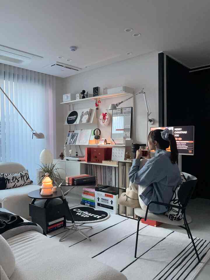 年末ムード装着><年末プレゼントはネスプレッソと特別に準備する🎁☕️

今年の年末には、ギフトボックスのようなVercio Pop Plusマットブラックとアドベントカレンダーで毎日をより特別にしてください！ ✨

コンパクトで感覚的なデザインのバーチャオポッププラス！私の家にマットブラックカラーが本当によく似合いました。親しいお姉さんが積極的におすすめした製品ですが、自分で使ってみるとおすすめの理由を一気に分かりました。クレマコーヒーの味が断然ネスプレッソらしいです。

アドベントカレンダーはミシュランスターシェフジャン・エンベルが作った限定コーヒーとリミテッドアクセサリーを盛り込んで毎日一つずつ開いてみるときめきがいっぱいです。そうです。 😊

私が書いて満足して前に一緒に働いていた友人にプレゼントしましたが、本当に満足だと連絡が来ました！ 💌

感覚的なデザインにシーズン限定のコーヒーまで、受け取る人も忘れられないプレゼントになります。年末には明らかではない贈り物で特別な感動をお伝えください。 ❤️🎄

＃ネスプレッソ＃ネスプレッソバーチャオ＃ネスプレッソコーヒー＃ネスプレッソアドベントカレンダー＃ネスプレッソフェスティブ＃ネスプレッソコーヒーマシン＃ネスプレッソカプセル＃コーヒー＃コーヒーマシン＃カプセルコーヒー＃ホームカフェ＃バーチャオプラス＃＃クリスマスプレゼント＃アドベントカレンダー限定版 #クリスマス #年末 #冬#winter #cozyhome #nesspresso #coffee #gift #christmas #christmasdecor #homedecor #コンスープ記録 #クリスマス #年末プレゼント

