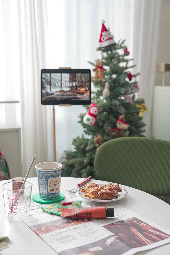 昨年ニューヨーク旅行中に連れてきたきれいなカップ🩵
ニューヨーク現代美術館モマストアで購入できるスパイダーマンでも出てきて熱くなったカップです。
韓国でも購入できますが、それでもニューヨーク旅行しながら連れて行きたくて現地で購入しました:)

ずっしりとした陶器素材に紙コップのディテールまで活かしたデザインがポイントですよ😍
デザインも綺麗で暖かいコーヒータイムにぴったりの陶器カップ☕️
我が家のホームカフェ愛情テムです。
クリスマスにも物事が一杯で休むことはできませんが、
それでもパン焼きでカフェインたっぷりのコーヒー一杯で頑張って働きます :) #머그컵 #도자기컵 #모마 #뉴욕현대미술관 #moma #모마 #모마컵 #뉴욕컵 #뉴욕여행 #커피타임 #홈카페테이블 #홈카페인테리어 #홈카페존 #홈카페족 #겨울간식 #붕어빵 