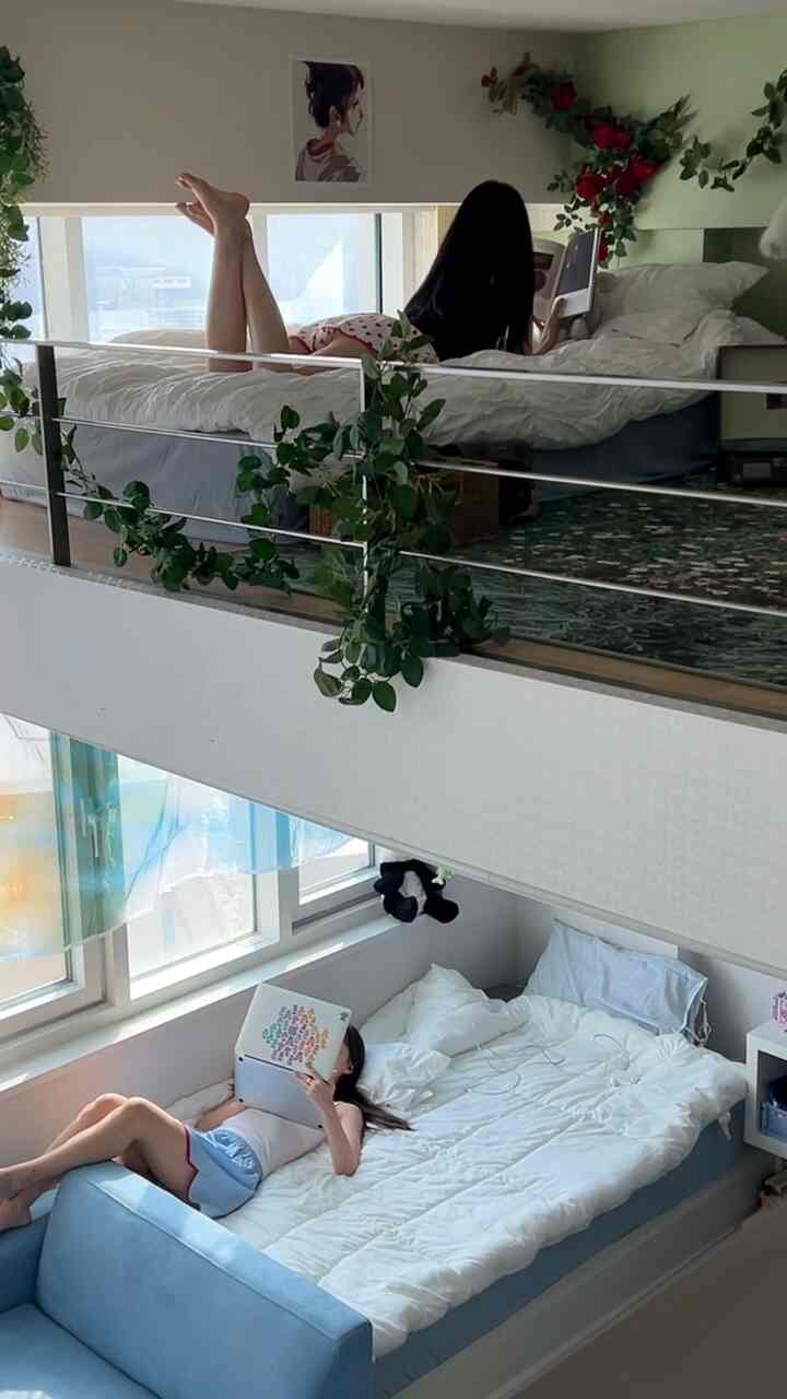 今年初め、この腹層の家に引っ越してから多くのことがありました。本当に感謝しても良いことだけでした。ルームメイトと一緒に自炊した7年目に初めて気に入ってインテリアをしてみましたが、多くの方々が関心を持ってくださって本当に不思議で幸せでした！家という絵画紙に好みに合ったインテリアを塗っていくというのは本当に嬉しいことだったんですよ🥰 今年を終えて2024年私たちの家変天使を集めてみました:) 

[2024 SS]
ユジン：最も慎重で最もシンプルだった最初のインテリア。ベッドから机、寝具、すべてを今日の家で新しく購入した記憶があります。一番好きな水色をたくさん使いたかったです。雲のような布団に水色の枕とマットレスカバー、本当にシンプルだが好きなカラーを使ったというだけでも気に入った私の部屋の最初の姿ですね！

アラン：そんな人がいるでしょう。新しい町に訪れると、ぜひその地域の有名な家具編集ショップや小物店に立ち寄る方々。私はそのようなタイプではありませんでした。インテリアは私の興味の外でしたか。しかし、そうです。今年エジプトに引っ越してきて、ちょっと変わったようです。 「2024年はきれいに飾って生きてみよう」心を食べたせいです。私をつくるだけでも私の空間にも真心を傾けてみることにしたんです☺️

この家に引っ越しを思い浮かべたキーワードは、「自然な、繊細な、快適、古風な、華やかな」などでした。特に私の寝室を庭のように飾ってみたかったです。まるで宮殿の古い庭のようです。そんな初めて選んだアイテムは、フラワーパターンのラグ、シャーリングが施されたホワイト寝具、醜い調和、そしてクラシック音楽が流れるエルピープレーヤー。小さな春の庭の誕生！

