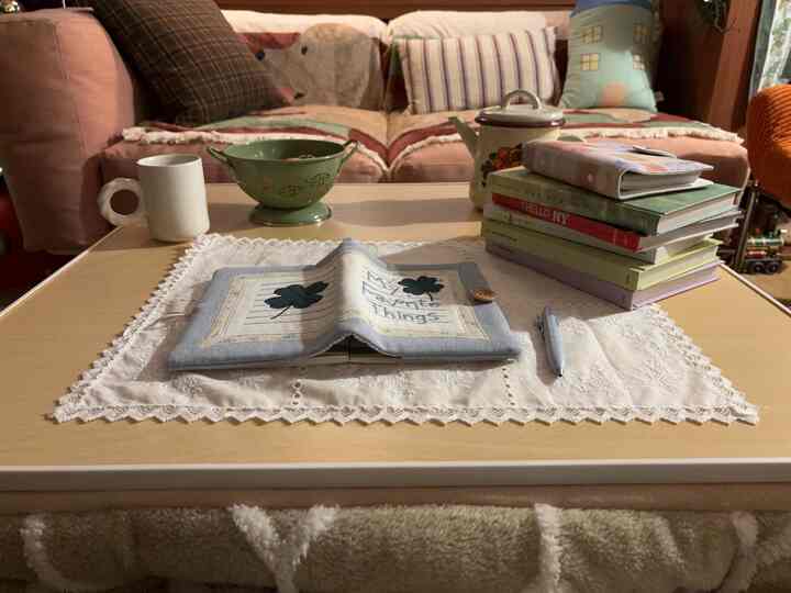 ベージュ調のリビング、ベージュのソファと木目調のコーヒーテーブルが配置された雰囲気のあるインテリア