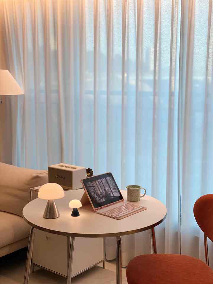 白と青のトーンのダイニングルーム、ミナLEDマッシュルームランプとテーブル上のホームカフェ要素が調和した空間