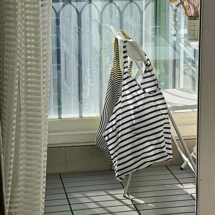 #내돈내산チェ・カート🛍️
外出したり、場を見に行くときに持ち歩くショッピングカートです！

カートとエコバッグが4つあります。 
その中で一番好きなパターンですよ👀

ストライプパターンなのでシンプルでかわいいです。
折ると手のひらくらい大きさに小さくなって携帯性もグッド！

ものが多い場合は、補助バッグとして 
運動に行くときに必要な物品を入れたり、多目的に持ち歩くのが大好きです！

バクグ（BAGGU）というブランドから様々なパターンが出てくるのに
私と好みが似ているなら、ストライプカートが一番好きです。😘

ソリッドブラックで小サイズカートもイチオシ！  #식물 #베란다마루 #조립마루 #이케아 #접이식의자 #접이식테이블 #맞팔  #베란다인테리어 #화이트우드인테리어 #2인가구 #20평대인테리어 #작은집인테리어 #데얼즈홈 #장바구니 #에코백 #수납 #베란다꾸미기 #침실베란다 