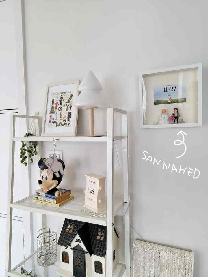 ホワイトトーンの壁にホワイト額縁が配置されたミニマルなホームギャラリー空間。