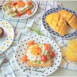 #콘수프기록 #오홈스토랑
주말 아침은 맛있는 #브런치 로 기분좋게 💞
계란프라이를 올린 #오픈토스트 와
아이가 좋아하는 #열대과일 모두 총 집합! 
#브런치테이블 #브런치플레이팅 #주말아침 #주말일상 #주말식탁