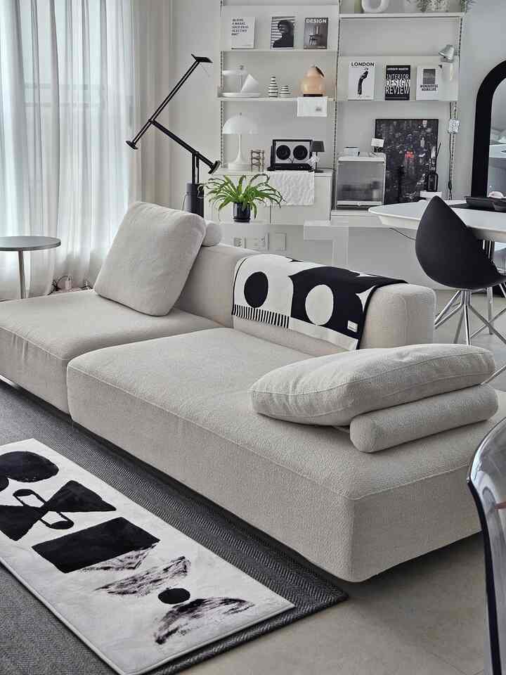 Kombinasi hitam dan putih selalu menjadi jawabannya ✨

Keset dapur juga memainkan peran baru di sini!
Walau tidak harus di dapur, tapi kalau ditaruh di samping sofa atau meja, kamu bakal merasa nyaman setiap kali meletakkan kaki🧶

Penambahan tekstur hangat menciptakan ruang yang lebih nyaman dan sensual!