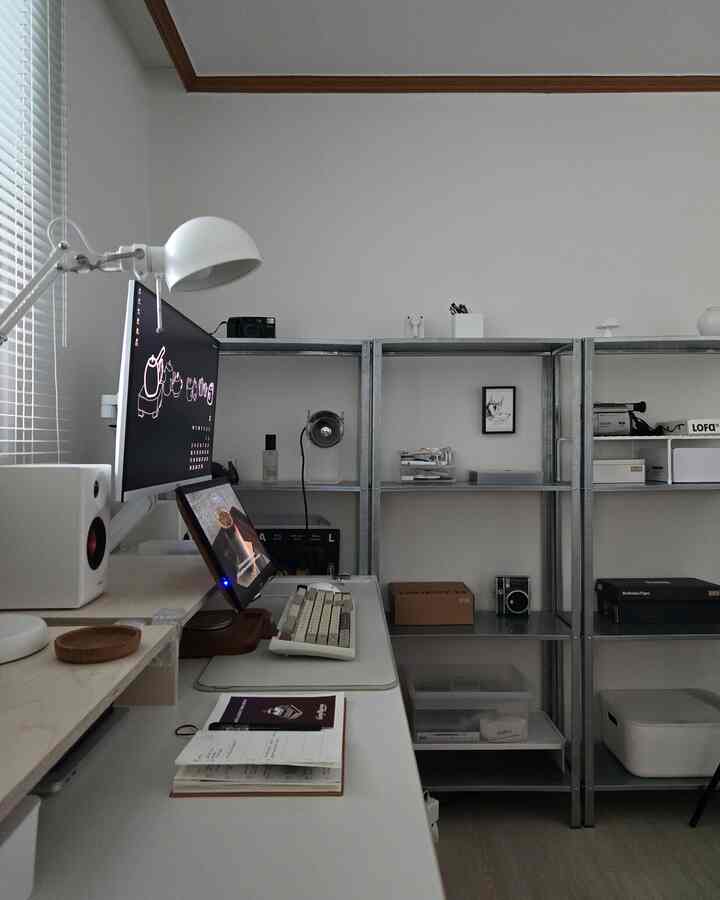 #デスクテリア情報妖精🧚‍♀️

他の部屋とは大きく違う雰囲気ですが
ウングン(?) 人気の良い和田ホーム作業室。
今日はデスクテリア情報あり次第解いてみますよ☺️

🏷シェルフ：＃IKEA Wheellessシェルフ
🏷デスク：＃デスカーコンピュータデスク 
🏷チェア：＃サムゴンチェアc30ゲーミングチェア
🏷 デスクマット: #オビキデスクマットスリム 
🏷 モニター: #msi MAG274QRFW 
🏷モニターアーム：＃キャメルマウントima2 
🏷モニタースタンド：DIY製品（白樺+モアシステムコネクタキット） 
🏷サブモニター：ゼウスラップポータブルモニター
🏷 サブモニター台座 : アドロイト原木読書台 
🏷スピーカー：＃エディファイアMR3
🏷キーボード：＃エポメーカーキーボード 
🏷ゴミ箱：＃キティバニーポニーハッピーバーニティシューカバー 
🏷ブラインド：ウェルテックスアルミブラインド（販売停止）
🏷 スタンド照明 : IKEA ポルソ読書灯 
🏷スケジューラ：＃無印良品2025日記 

＃デスクインテリア
