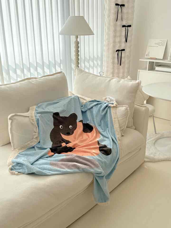 Tambahkan sentuhan indah pada interior alami Anda dengan selimut bergambar boneka beruang lucu!

Kain yang lembut akan menciptakan suasana yang nyaman😊
Bagaimana kalau menghabiskan waktu santai berbalut selimut nyaman, duduk di sofa, dan memandang ke luar jendela sambil melihat turunnya salju?☃️

(@rumah_chochome)