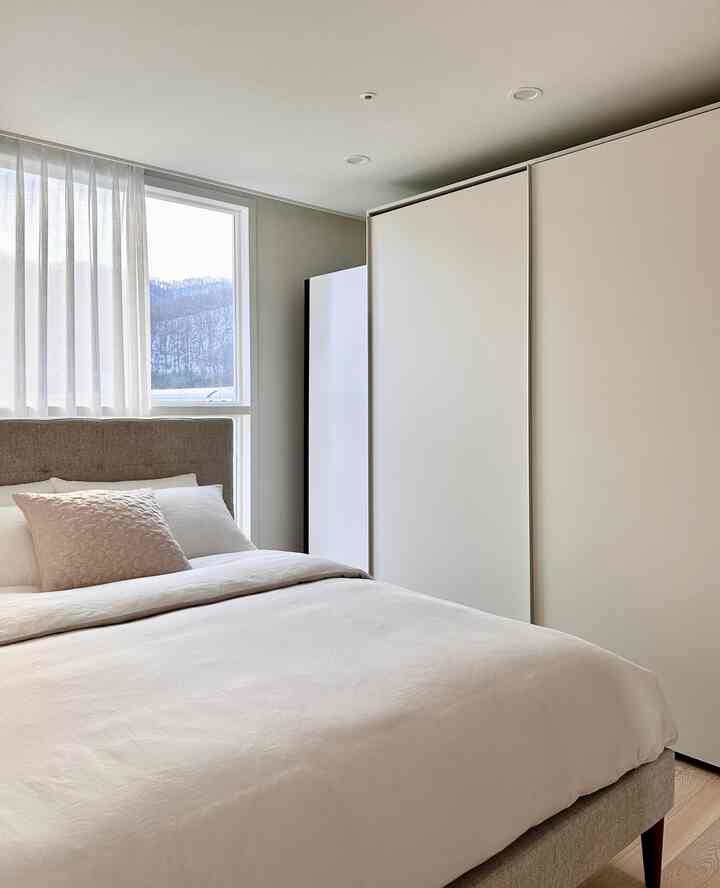 #オシンギ

使いやすさと優れた衣類管理機能を備えたLGオールニュースタイラー✨

LGオールニュースタイラーは、頻繁に洗濯しにくい服を自宅で手軽に管理でき、時間と費用を節約できるという点が本当に満足です。スタイリッシュなデザインにすっきりとしたホワイトカラーはインテリアともよく合い、空間をより高級感ある雰囲気にしてくれてとても良いです。

ダイナミックムービングハンガーは毎分最大350回多様な動きで目に見えない微細なほこりまで入念に除去してくれ、コースによってスチーム量を調節してくれるデュアルヒーティングトゥルースチーム機能は服の臭いやしわを効果的に除去し、殺菌機能は服に埋め込んだ細菌を。

ズボンプリーツマネージャーとビルトイン高圧スチマーは本当に便利で、様々な衣類ケアコースや殺菌機能は服だけでなく寝具類や人形までもスッキリ管理でき、スタイラーのおかげで全体的な生活の質がさらに向上したようです。

オールニュースタイラーは使いやすく、効果的なスタイリングができ、とても便利です。

＃今日のシーンのカット 