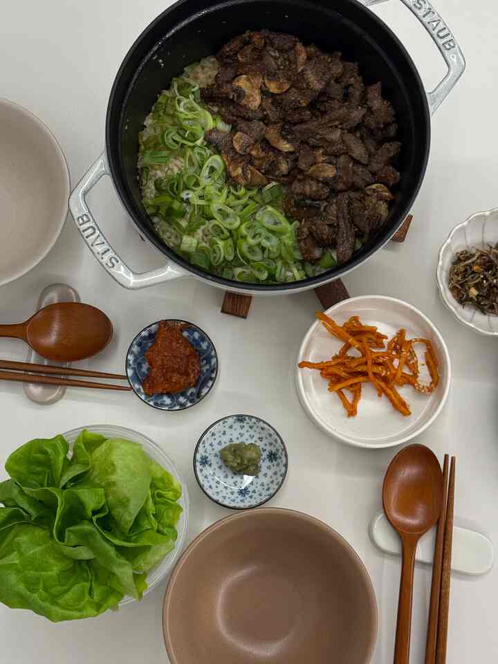 #겨울의우리집

寒いから暖かいご飯が乾いた日 

新郎がお腹がすいたから 
久しぶりに鍋を作ってみましょう:) 

牛肉のキノコ鍋です。 
今度はヤンソンキノコを入れてみました。 
ネギの代わりに波銃銃を切って入れてみました！  #홈스토랑  #오늘의식탁 #스타우브 #STAUB  #솥밥추천 #플레이팅 #집밥요리 #집밥메뉴