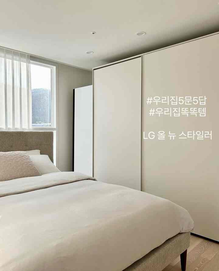 ＃私たちの家5ドア5回答＃私たちの家のスマートテム

Q3 最もスマートな家電の友達は？ LGオールニュースタイラー

使いやすさと優れた衣類管理機能を備えたLGオールニュースタイラー✨

LGオールニュースタイラーは、頻繁に洗濯しにくい服を自宅で手軽に管理でき、時間と費用を節約できるという点が本当に満足です。スタイリッシュなデザインにすっきりとしたホワイトカラーはインテリアともよく合い、空間をより高級感ある雰囲気にしてくれてとても良いです。

ダイナミックムービングハンガーは毎分最大350回多様な動きで目に見えない微細なほこりまで入念に除去してくれ、コースによってスチーム量を調節してくれるデュアルヒーティングトゥルースチーム機能は服の臭いやしわを効果的に除去し、殺菌機能は服に埋め込んだ細菌を。

ズボンプリーツマネージャーとビルトイン高圧スチマーは本当に便利で、様々な衣類ケアコースや殺菌機能は服だけでなく寝具類や人形までもスッキリ管理でき、スタイラーのおかげで全体的な生活の質がさらに向上したようです。

オールニュースタイラーは使いやすく、効果的なスタイリングができ、とても便利です。

＃今日のシーンのカット 