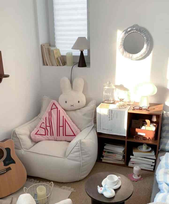 白とナチュラルカラーが調和した狭いリビング、ビーンバッグと本棚が落ち着いた雰囲気のあるインテリア