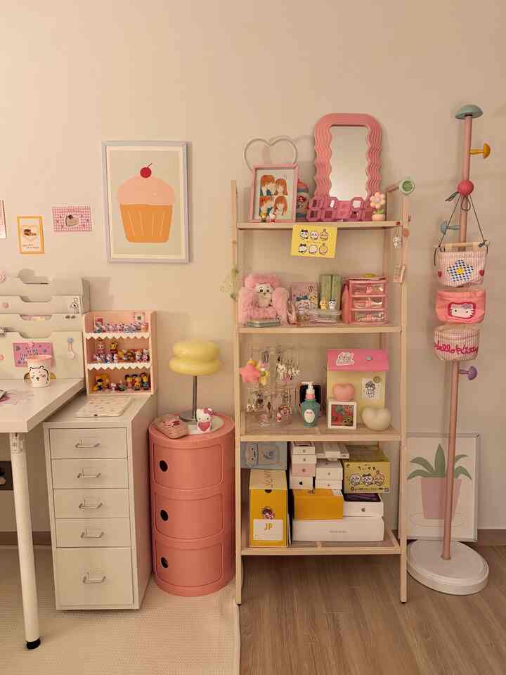 淡いピンクと白のトーンが調和したワンルームの子供部屋、かわいい小物と整理された棚が印象的な空間