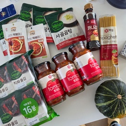 #내돈내산 #콘수프기록
식료품 창고를 채우는 날! 🛒✨
자주 만들어 먹는 파스타 소스와 면,
부대찌개, 만둣국 끓일 때 사용하는 사골곰탕,
남편의 최애 간식 떡볶이와 최애 반찬 김,
그리고 우리 아기 단호박과
재고 떨어진 까나리액젓, 후추까지!
장 봐놓으니 마음이 든든하네요 😆
#맞팔 #맞팔환영 #맞팔해요
#식료품 #장보기 #CJ #피코크