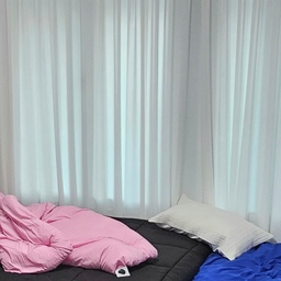 이사온지 1년 반이 다 되어가는데
이제서야 커튼 설치했어여..  🤣🤣🤣
셀프로 했답니다 뿌듯... ✌️ 
#살림살이 #콘수프기록 #맞팔
