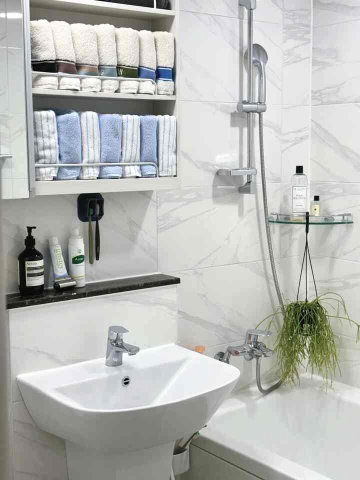 リモデリングのない基本的なバスルームはきちんと書く🛁🧴🤍
できるだけものを置かず、必要なものだけを取り出してください。
改造したかったのですが、新しい家の店と様々な理由で
そのまま受け入れて、できるだけきれいで綺麗に書いてみよう！というマインドで頑張って掃除して書いています🧚🏻‍♂️

タオル一つだけで雰囲気が変わるバスルーム🧺🫧
収納場を開くたびに揃って整理整頓されている
タオルを見ると気分が良くなります！ （私だけそうですか？😊）
私はタオルを整理するときにも私だけの感じにしたんです、、 

#タオル 
＃ダグラン＃ダグランタオル＃twb＃twbタオル＃タオル整理 
#タオルおすすめ #タオル整理 #バスルーム #バスルームインテリア #バスルーム用品 #トイレ #トイレインテリア 