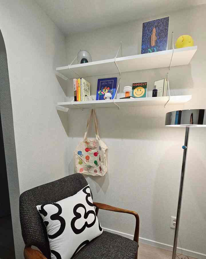  

こんなものは欲しいです。
まだ未完成ですが、少しずつ満たしていきます。
たまに本も読んで、ただ頭をあててラジオも聞いて、ぼんやりしたりするそういうところです。 
ラグも一つ置かなければなりませんでしたが、このように冬は過ぎて春に来ます。