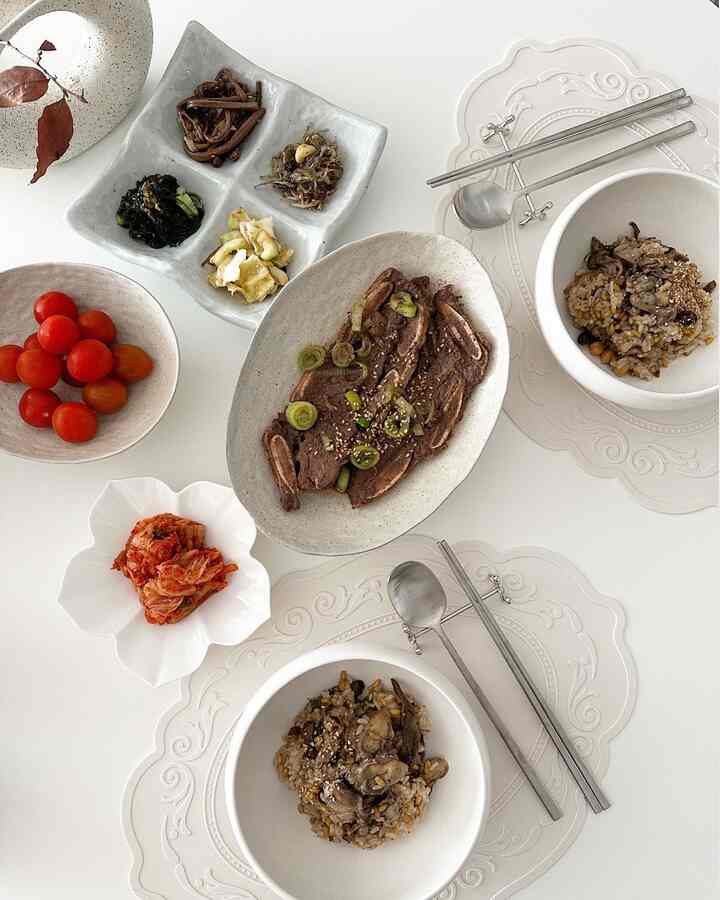 #今日の家で買った

冬の季節の星の間に、 
一番好きな生牡蠣も今こんにちはですね🦪🥹

最後の穂だ。特にギバターに大破
牡蠣を入れて炒めてクラッシュした赤いペッパー
新しく詰まったご飯にふわっと仕上げました🤍

LAリブが助演になった朝ご飯賞ㅎㅎ
とても美味しくよく食べました
今年の終わりに見て、私の愛の牡蠣🫶🏻

@mingkku_home #ミンクレシピ #食卓に花を咲かせる 
＃カブバブ＃バターカブバブ＃カキ料理＃朝ごはん＃今日何を食べる
＃新婚食堂＃おがくず＃ホームクック＃koreanfood＃シリコン食卓マット
＃冬の美味しい＃炊飯器＃ラリブ＃朝メニュー