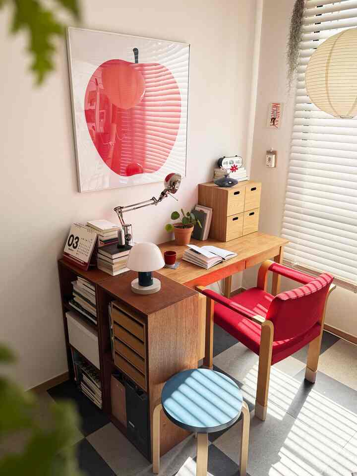 #マイデスクテリア

アルテックのテーブルが新しい所有者に出会い、
子供部屋にあった無印良品の机を運んできました。

おかげでさらにウッドウッド感で
雰囲気が変身したようです。🫶🏻✨
まだコンピュータはリビングルームが楽です。
ゆっくりと移動しなければなりません。

#ホームオフィス #ホームオフィススタイリング #書斎インテリア #作業室インテリア #書斎飾り #作業室飾り #家屋 #ミッドセンチュリー #ミッドセンチュリーハウス #家づくり #インテリア