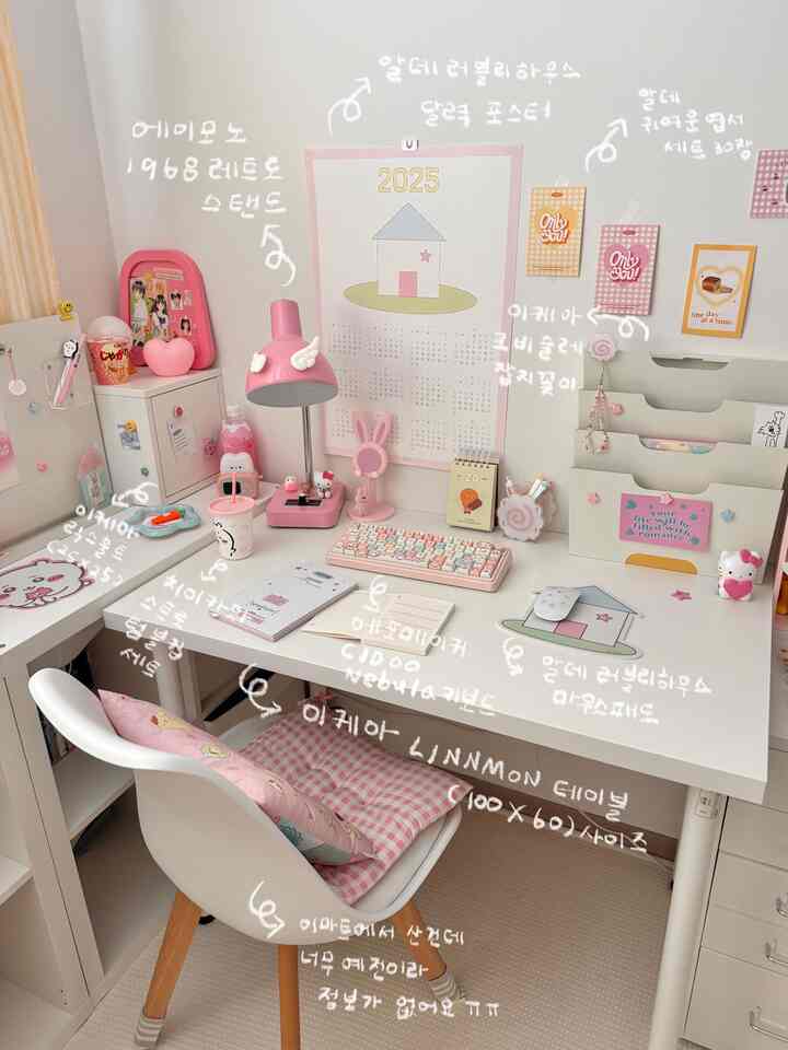 ピンクと白の調和が美しい小さな子供部屋のデスクスペース、かわいいアクセサリーと整った収納がある雰囲気のあるインテリア