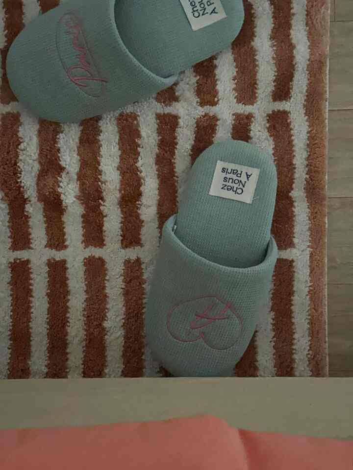 Fluffy and cozy

Shenuapari waffle slippers

Ritten rug combination ♥️

#Matehouse #메이트하우스1기 #관악메이트

#ftc11th #ftc11기이야기

#Cornsoup #콘수프기록 #콘수프챌린지

#Today'sOurHome #오늘장면한컷 #오늘의기록 #예쁜템최고야

#Shenuapari #슬리퍼 #룸슈즈 #룸슬리퍼 #실내화 #와플슬리퍼

#Ritten #러그 #리튼러그 #러그추천 #카페트 #러그인테리어 #러그의계절