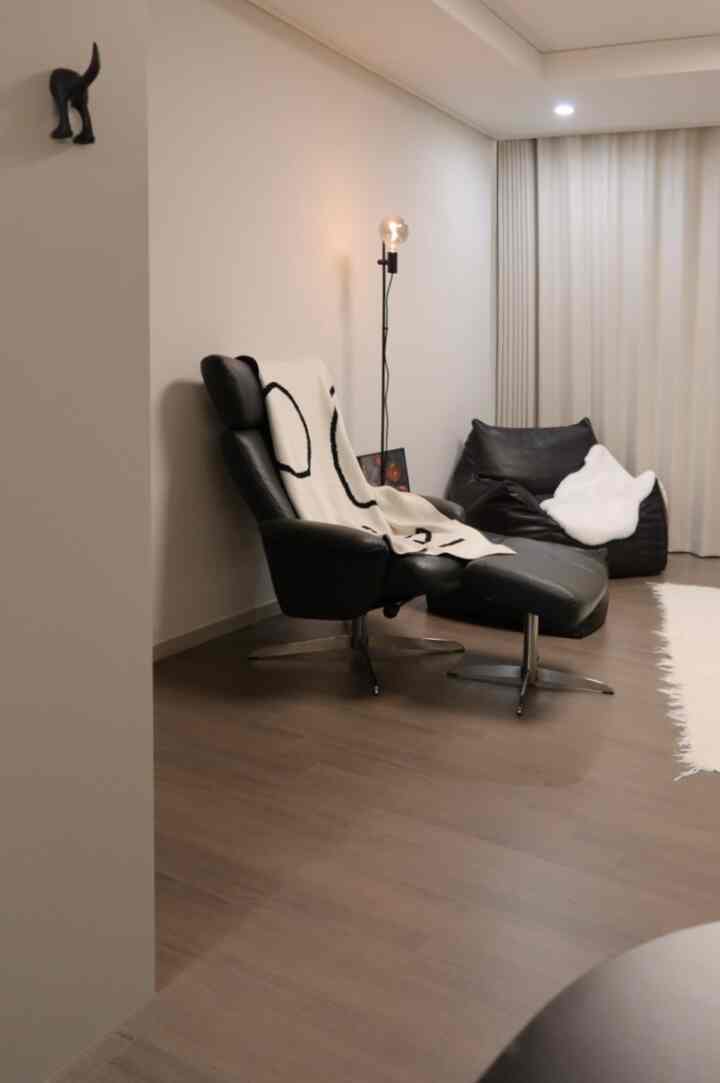 ダイニングにある鏡から見たリビングルームの様子です。アゴのプローブシャンデリアが別のポイントを与えています。

鏡にリビングエリアが一緒に照らされると魅力が2倍になるようです 🖤

多くの方々が空間の雰囲気に落ち着きが感じられると言われて、我が家の追求味に落ち着きも追加しなければなりません😊

今日は楽しい金曜日ですね！週末の間に押されたことも、再充電する時間を持ってみようと思います。

＃今日の私たちの家＃コンスープ記録＃私たちの家の追求＃モダン＃落ち着いたインテリア＃ブラックインテリア＃リビングインテリア＃今日のシーンカット＃新築アパート＃照明インテリア＃ダイニング照明＃アゴライティング＃


