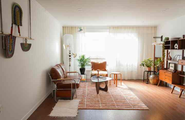 #私たちの家

こんにちは:)
私はビンテージラバーアーティストです。

美しさを追求することをしているので、見事に飾るのが好きです。
私の体一つ飾るのを超えて身を包んでいる空間まで整えられました。

世界の多くを経験して家に来ると、体と心が快適でなければなりません。
お好みで整えられた家に入ると、平安と慰めが包み込んでくれる感じ
家は私になじみのある暖かい暖かさを伝える癒しの空間です。 

同時に、インスピレーションが湧く空間でなければなりません。
フリーランスで働く芸術家なので、在宅する日も多いんですよ。
好きな空間にあれば、ぶら下げてみるとアイデアがポンポン
家は一つ二つ集めてきた小物を料理調理配置して楽しむfunな空間でもあります。

静かで心地よい心を取り戻す安息地
夢と希望を抱いて世界に進むハーブハブ
おなじみと新しさの間を行き来して進化する空間
これが私の家の追求です：D
。
。
。
＃マキシマリストのミニマルライフ＃空間記録
＃リビングインテリア＃リビング飾り＃リビングスタイル 
＃ウッドインテリア＃モダンビンテージ＃ミッドセンチュリー 
#小物スタイリング #ビンテージ小物
_
 ＃家の装飾＃インテリア＃ホームスタイリング＃ホームデコ
#interior #homestyling #homedecor
#プランテリア #植物インテリア
#planterior #plantdecor




