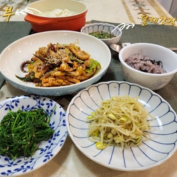 쭈구미 대신 오징어
#오홈스토랑 #오늘의식탁 #오징어볶음 #콘수프기록 
남편과 서천 쭈꾸미 축제에 가느냐 마느냐를 얘기하다 나온 결론은 쭈꾸미만 먹으러
가기엔 너무 멀다 였지요.  요즘 일이 많아 서천에서 일박하고 올 시간도 안되고.
결론은 여기서 먹자 였는데 마트에 가니 쭈꾸미 여섯 마리에 이만 오천원 이더라구요.
그리고 결정적으로 제가 쭈꾸미 손질을 싫어해요. 머리 뒤집는 것 정말 싫어요.
꿩 대신 닭이 아니라 쭈꾸미 대신 오징어가 된 것이지요. ㅎㅎ 