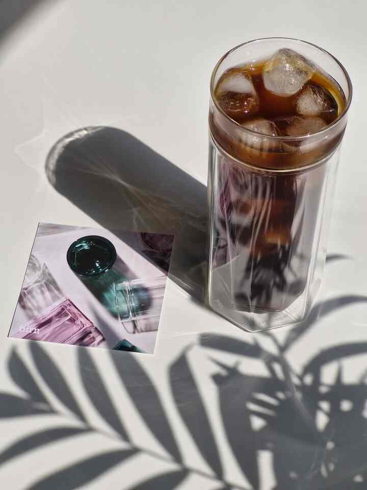 ＃五感レビュープログラムを通じて製品を提供され、直接使用してスタイリングした後期です。


☀️氷をいっぱいに満たした涼しい飲み物が切れる季節が近づいていますね！

涼しい飲み物を綺麗なグラスに入れて飲むと気分まで良くなりますが、暑い天候や長時間室温に置くと氷が早く溶けて飲み物の味が変わったり温度が一定に保たれないという残念があります。

また、ガラスの表面に水滴が結ばれて手が濡れたり、テーブルに物品が発生する不便な点もあります。

だから私は長い時間の飲み物を飲むとき、主にタンブラーを使ってきました。実用性を最優先に考えたタンブラーは飲み物の温度を長く保つことができたが、代わりに飲み物の色味や雰囲気を目で楽しむことができないという点がいつも残念でした。

いつものホームカフェやコーヒーを楽しむ私にそんな物足りなさを補ってくれてきれいで実用性まで備えたグラスを使う機会ができました！

💡すぐFIIRNのキデダブルウォールガラス420mlです！💡

ピルンの「キデダブルウォールグラス」は名前のように二重ガラスで構成された残りです。合理的で機能性を備えたデザインを追求する「スタジオPESI」がデザインに参加しているのか、シンプルながらも洗練された外観とスマートな機能性の両方を備えていました。

📌キデダブルウォールガラスは温度変化に強い「ボロシリケートガラス」を使用しました。一般ガラスのガラスは急激な温度変化が生じれば、割れたり破損する可能性が高い。キデグラスは耐熱ガラス素材で温度変化に特に強いんですよ。その結果、結露現象が少なく、水滴がほとんど生じず、保温や保冷効果も優れており、内部温度維持が一般ガラスよりもはるかに優れています。

また、軽量と耐久性に優れたボロシリケートガラスのおかげで、実用性がさらに引き立っていました。ガラスのように見えますが、プラスチック製のグラスを持ったような軽さが特に気に入りました。👍

📌そしてこのグラスは-20度から+150度まで耐えられ、氷を入れたり、電子レンジ使用ができる点がとても便利でした。また、従来のダブルウォールガラスより厚いガラスで製作され、破損率が20％減少し、より安全に使用が可能。特に熱に強いので食器洗い機の使用も可能です。

420mlのゆったりとした容量なので長さ感のある洗浄ソールが必要ですが、ピルンでグラスケアのための専用洗浄ソールも付属していますので、さらに満足でした！ 

✨暑い夏の日、涼しい飲み物を盛り込んで目でも味でも楽しめる魅力的なキデダブルウォールグラスおすすめです！✨


＃ホームカフェ＃コーヒーカップ＃アメリカン＃家がプレゼントにおすすめ＃3万ウォンの贈り物におすすめ＃3万ウォン大プレゼント＃ダブルウォルグラス＃ピルン＃キデグラス＃きれいなガラスカップ＃カップ＃きれいなテム最高です




