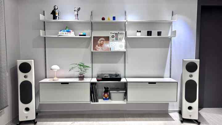 蝋燭にシステム棚として仕上げられたリビングルーム

＃リビングルーム＃リビングルームインテリア＃リビングルームスタイリング＃海外織り 

