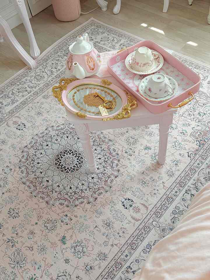 ＃五感レビュープログラムを通じて製品を提供され、直接使用してスタイリングした後期です。

 
ペルシアンラグを五感レビューを通じて提供されて使ってみました〜！
200*150サイズをベッドの横に配置しましたが、サイズにぴったりきれいにフィットしましたよ👍💕

私はペルシャのラグがデザインもかわいいのですが、ほこりまで吹き飛ばしてもよかったです。

ベッドやソファがあっても必ず床に座っている韓国人には床ラグは必須だと思います。

管理法も石石で遠いですが、剥がしてくれて汚れはすぐに拭いてあげればいいと思います！

刺繍の質感が細かく高級で、価格帯に比べてクオリティがはるかに良かったです！

デザイン
フレンチとエンティックの両方がよく似合うような色味です！

リビングルームの寝室のキッチンのテーブルの下のどこにもよく似合って、各異なる空間に配置するたびに異なる雰囲気で新しさを与えられるようです〜！

使用した色はピッチベージュカラーです。

グリーンカラーとスカイカラーもあるので、一度見てみましょう😊


#ペルシアンラグ