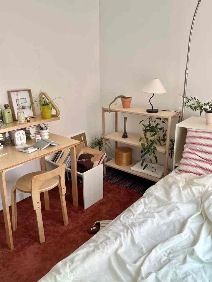 ＃五感レビュープログラムを通じて製品を提供され、直接使用してスタイリングした後期です。

小さな寝室の奥に曖昧に残るスペースがあってカートいっぱいのウッド棚を詰め込んでいましたが、時々ブリッカデルフィ本棚を受け取ることになりました。受け取るやいなや入ってきて空スペースにすっかり入れてみたのですが、まあまあ…

📌 ブリッカー - デルフィホワイトオーク 3段本棚 2sizes <1ユニット>

なんとなくすっきりした3段本棚です。横幅が80cm以上なので、とてもゆったり収納・装飾可能です。 100％ホワイトオークの木枠で、両脇の柱だけがあるのではなく、各棚の下にもしっかりと支持台があり、古くても揺れることなく使用できます。 

色味は白く白く混じった明るい木色なのですが、と言って置いてはっきりしないでナチュラルなウッド色に軽く漂うほどだと思えばいいと思います。実際に見ると木目が目でも、手でも感じられてよりきれいです。

こんなに広い本棚は使ってみると曲がったりねじれたり、ねじが少しずつ緩んだり揺れたりする現象が発生するのですが、隅々まで頑丈で丈夫に良い材料で、丁寧に組み立ててくれて長くよく使えそうです。しっかりした分だけ重さは少し出る方ですが、それでも大人の女性である私が軽く持ち上げられるほどです！

部屋がもう少し広かったら、2ユニットで連続して配置してもいいところでした。
。
。
。
＃ブリーカー＃本棚＃収納＃木製家具＃寝室インテリア＃寝室装飾＃ワンルームインテリア＃ワンルーム装飾＃ベッドルーム＃ベッドルームデコル＃woodhouse＃ナチュラルインテリア＃木製インテリア＃cozyhome＃home＃homedecor＃homedesign＃room＃roomdecor＃今日の家