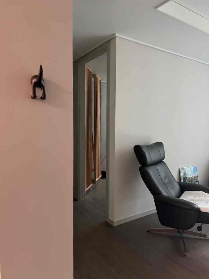 パーティションでエクササイズルームスペースを活用する Before & After

以前はハンガーの前に日付で配置されたパーティションのため、運動室の入り口が苦しく見え、空間活用も惜しかったです。しかし、パーティションの位置を変更すると、銅線がはるかに自然になり、空間の活用度が最大化されました。

1. リビング ビュー 
    斜め方向のパーティションのおかげで、ユニークな空間雰囲気の変化
2. Before  
    日付で置かれたパーティションで銅線が不便で低活用度
3. After  
    斜め方向パーティションで便利な銅線＆開放感UP！

パーティションの位置を変更することで、運動器具やマット運動までのんびり使えるようになりました。

小さな位置の変化だけでもずっと効率的な空間が完成しましたが、こんな空間配置、大丈夫ですか？ 🖤

＃コンスープ記録＃今日のシーンのカット 