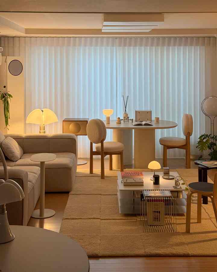 ナチュラルカラーとウッドトーンが調和したリビング、クリーム色のソファとブークレー素材のダイニングチェアが配置された温かみのあるモダンな空間