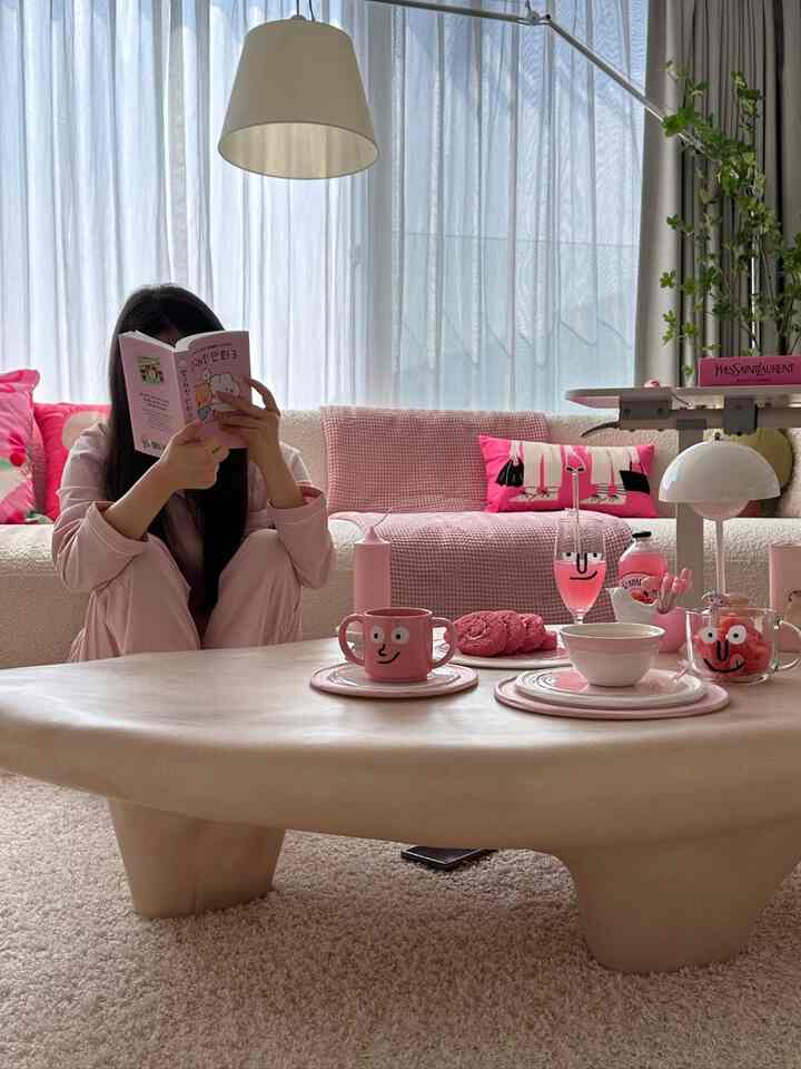 ピンクの春テリアで少し幸せを見つけたjeihome_です。 ^^

インスタIDも同じだから遊びに来てください！ 

昨年4月にピンクテリアを超えたかったのですが… 
1年間小物を集めて集めて今回は小さな願い成就しました。 

今年の春が遅くなり、  
ホームウォーキングしながら春を存分に味わっています。 

ピンクテリアのセッティングに1時間で完成しました。 

ベーシックなベーシックな大きな家具はそのまま！
様々なピンクの小物で飾ってみました。 

ピンクテリアポイントを握ってくれる基本アイテムだけでもムード完成！ 
1)額縁（選ぶのに一番時間と悩みをたくさんしました） 
2)デザインブック(pink book)
3)花瓶と花 
4)クッション 
5)ブランケット 

そして、ピンクムードをより豊かに助ける小道具 
1)小さな照明 
2)レゴ人形 
3)ボウルとカップ 
4)香草
5)小型足場とスリッパ 

5月までピンクムードでjeihome_で一緒です。 ^^  #핑크테리어 #거실인테리어 #거실테이블 #데스크테리어 #조명 #쿠션추천 #커피테이블 #라운드쇼파 

