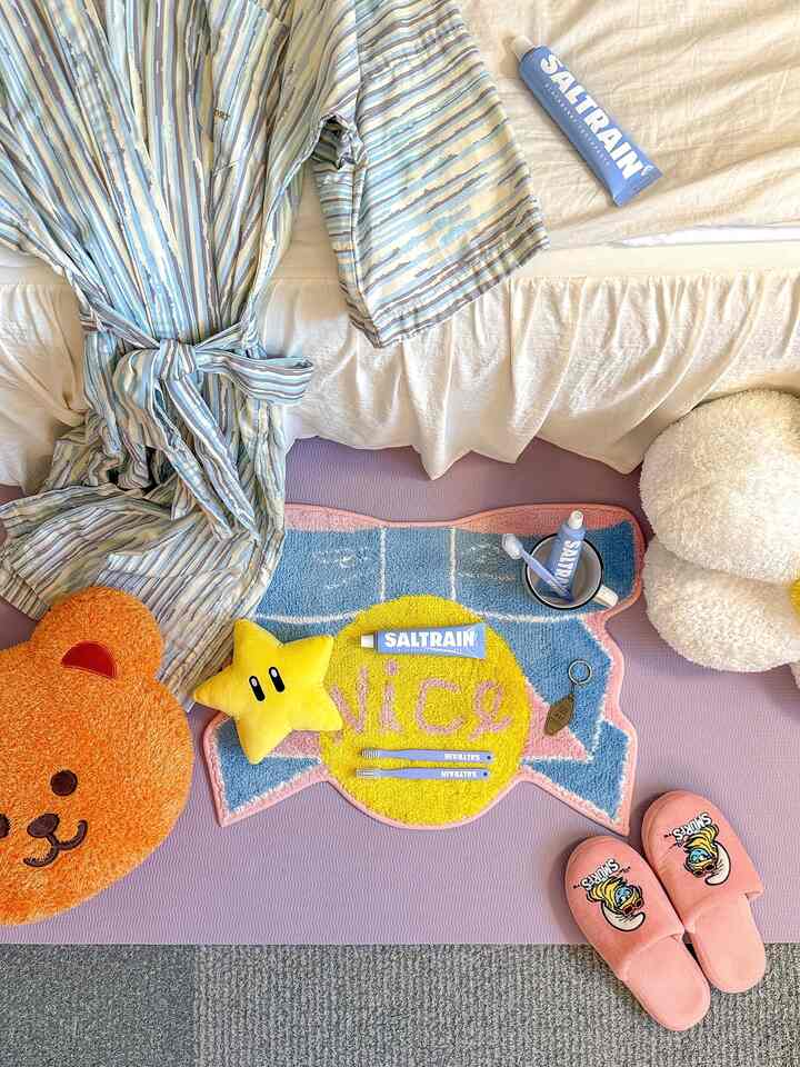 ＃今日の私たちの家| モーニングルーチン🌝✨

寝て起きたら一番最初に布団整理をしてバスルームに直行～ 🛁
睡眠を7-8時間以上寝て起きたら 
宿便をすることになります とても重要！ ◡̈⃝ ⛤𖤐
それから爽やかに洗顔をしてください。
ソルトレインブラックベリー歯磨き粉でうがいをしてから🪥🫧
乳酸菌とグリックヨーグルトを食べると 
私の一日が気持ちよく始まります◡̈

単にグリックヨーグルト 
100％ピーナッツバター+オートミール+フラクトオリゴ糖（少し）を入れて
アーモンドブリーズと一緒に食べると、頑丈で簡単です。
むしろ、朝をろ過することなくご飯を食べるようになりましたよ！ 🥜🥣🥛

最近私の朝のルーチンの中で気分を良くするアイテムの一つ
ソルトレインブラックベリー歯磨き粉＆歯ブラシ
優しい成分も、しっとりとした残余感なくすっきり洗浄される
口の中の仕上げ感もいいです➰✩‧₊

🏷️今日の家（単色）Xソルトレイン 

ソルトレインを初めてお使いの方、軽くて必要なプレゼントをしたいときにおすすめのカップルセット。ソルトレインツースペースト2個と微細毛歯ブラシ2個がカラー別に構成されています 🩵 

携帯性を考慮したトラベルキットもあります:)

プレミアムブラックベリーの香りと自然由来の成分が調和したツースペースト、弾性に優れた低刺激＃微細毛歯ブラシで仕上げる心地よい口腔ケア。毎日、よりスッキリと爽やかにお過ごしください！

1.ソルトレインツースペーストブラックベリー歯磨き粉 

🧂ソルトレインのプロダクトコアであるGRAY SALT： 
最も自然な形のミネラル 
ゆっくりと自然の手順に従って少量生産される
1％塩と呼ばれるほど海と土の純粋なミネラル
多量に含まれており、食用に優れたグレードの塩

•特許取得済みのミネラルソルト+天然由来成分で健康な口腔環境を作り出す
・トパン炎の豊富なミネラル＆微量元素（プロポリスとシカを含む10種類の天然成分）で口腔免疫強化と抗炎効果を提供
•ブラックベリーの香りとトレンディなデザインで感覚的なウェルネス体験を提供
•グローバル認証＆有害成分FREEとして信じて使用できるクリーンビューティーデンタルケア
•しっかりとした残留感なしにきれいに洗浄される仕上げ

歯茎疾患の予防：プロポリス
歯茎の鎮静とケア：シカ（ボトルプールエキス）
ビタミンE、歯肉疾患の予防：トコフェリルアセテート
ビタミンC：アスコルビン酸
プラグ除去：沈降炭酸カルシュン

2. ソルトレイン微細毛歯ブラシ

•99.9％抗菌毛（有害細菌繁殖抑制）
• 滑らかな高密度微細毛
•25mm最適な歯ブラシヘッド
•人間工学に基づいたハンドグリップ
•衛生的で、個々の包装（歯ブラシエアキャップが付属）
•感覚的なデザイン

✦ OhouseXSALTRAINカップルセットブラックベリー（歯磨き粉2個＋歯ブラシ2個）
✦ OhouseXSALTRAIN トラベルキット ブラックベリー(歯磨き粉100g+歯ブラシ1個)

＃製品サポート＃nフラットインテリア＃今日の家＃ソルトレイン＃今日の家エディション＃SALTRAIN＃インテリア＃インテリア小道具＃ホームデコ＃今日の家＃今日の家のキュレーター＃ホームインテリア＃ベッドルームインテリア＃レタリングマット＃レタリング足＃複層オフィステル＃複層飾り