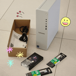 🦙 #오늘의우리집 4월 두번째 이야기🛠️컴알못 알파카의 셀프 PC 업그레이드 도전기🪛
오친님들!! 컴알못 알파카가 일을 냈습니다🦙 생애 최초 데스크탑을 직접 고르고 그 누구의 도움 없이!! 혼자서!! PC 업그레이드까지 해냈어요 유후!😆
원래 계획은 데스크탑을 들이려던 게 아니었어요. 노트북이 낡아 2025년형 그램으로 노트북을 바꿀 생각이었죠. 하지만 곰곰이 생각해보니 같은 예산으로 컴퓨터를 구입한다면 노트북보다는 데스크탑을 구매하는 편이 더 좋은 성능의 컴퓨터를 들일 수 있겠더라고요🤔 제 노트북은 조금 버벅거리긴 하지만 손을 좀 본다면 아예 못 쓸 정도는 아니었고요. 
#오늘의우리집 #콘수프기록 #컴퓨터 #데스크탑 #PC #업그레이드 #데스크테리어 #데스크테리어족 #마이데스크테리어 #홈오피스 #레노버 #RAM #SSD #오늘의가든 #맞팔 #diy #집순이 #컴퓨터조립 