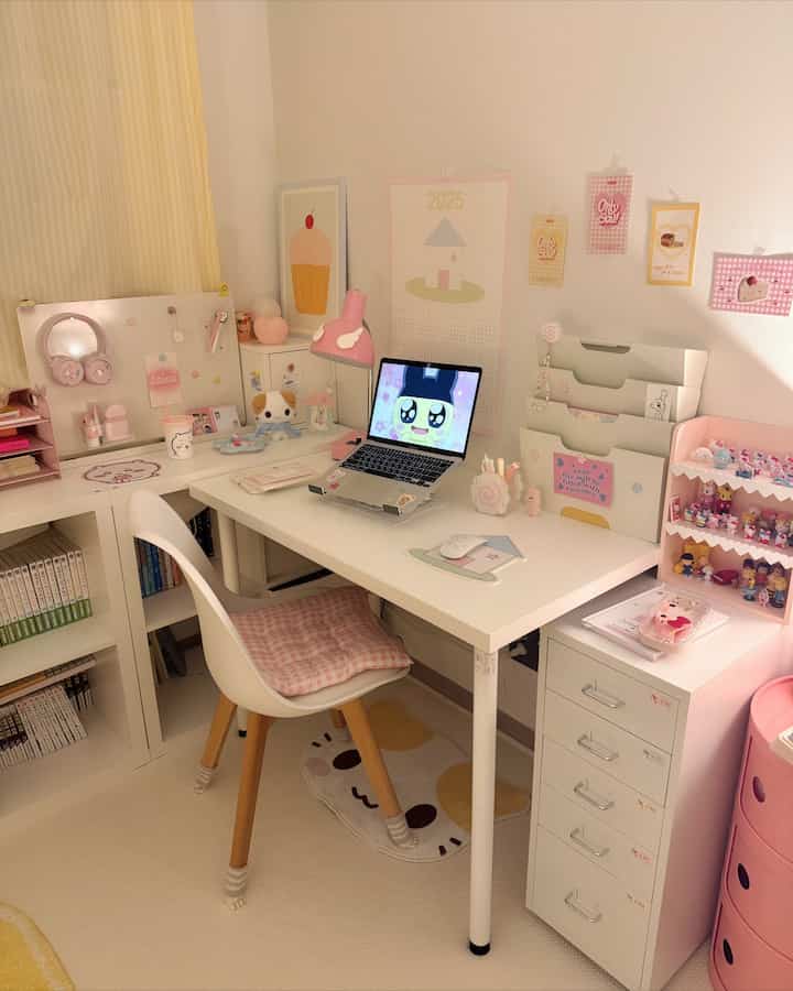 ピンクとホワイトのトーンが調和した子供部屋のデスク空間、かわいい小物と引き出しが配置された温かみのある雰囲気