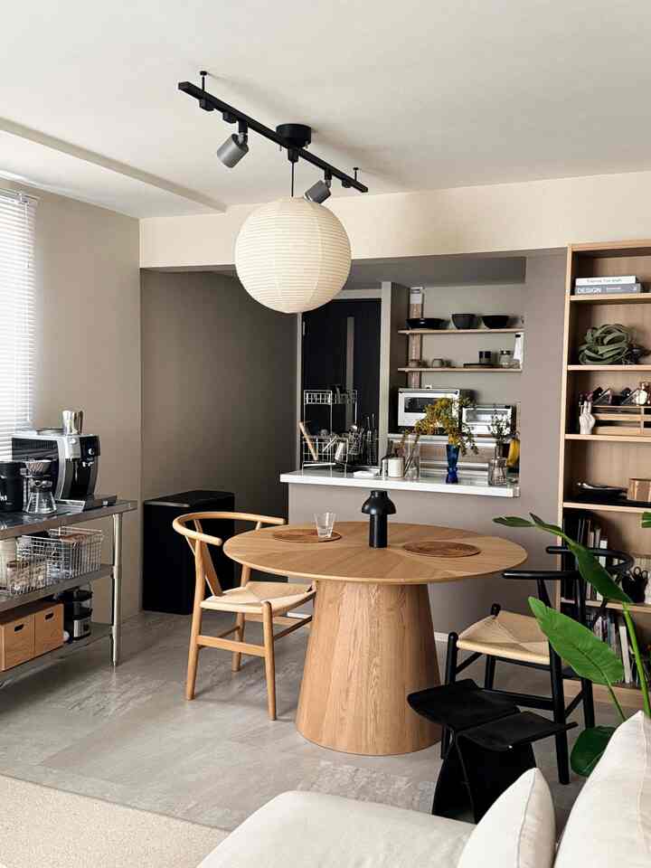 お久しぶりの投稿☺︎
我が家はオーク、ステンレス、黒シルバーで
色味をまとめています🪄

#ステンレス作業台 #作業台 #リビング