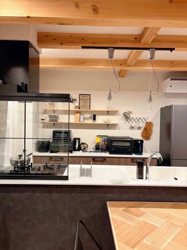 お気に入りのkitchen♡⃛
IKEAの鍋ぶたオーガナイザー使って壁につけた所がpoint︎👍🏻 ̖́-
コップかけはもちろんそこまで重くない細めのワインとかかけてもオシャレ♡⃛ポスターかけてもあり!?♡⃛取り外しできて長さ調節できるようにつけてあるよ| ‹:)♡⃛
ガラスパネルのアイアンつけたのもお気に入り♡⃛
#IKEA #iittala #kitchen #カフェ風インテリア #カフェ雰囲気 