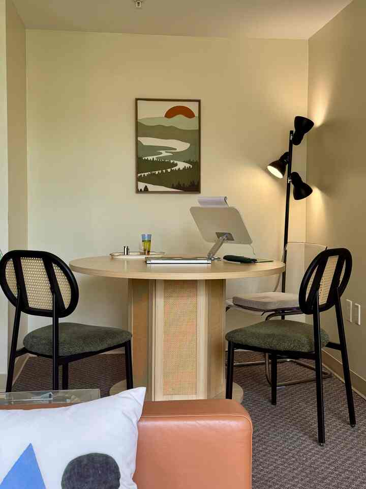 🌳🕊️🍯

#dining #dininginterior #diningtable #diningchair #floorlamp #waterglass #green