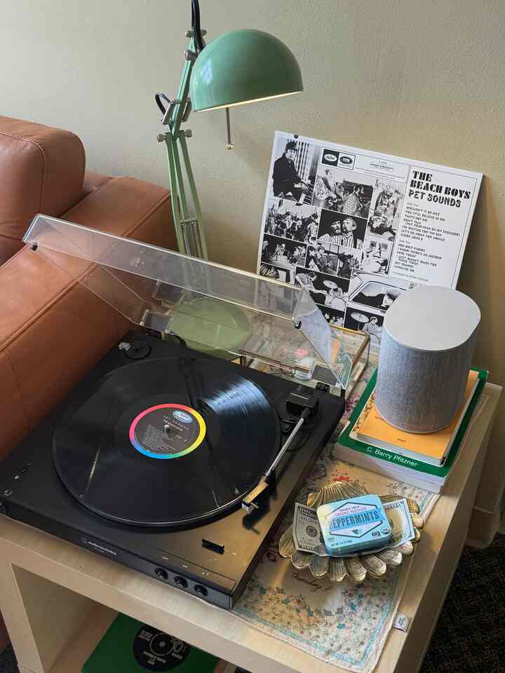 would you recommend your favorite music? 
🎼

#livingroom #livingroominterior #turntable #lp #music 