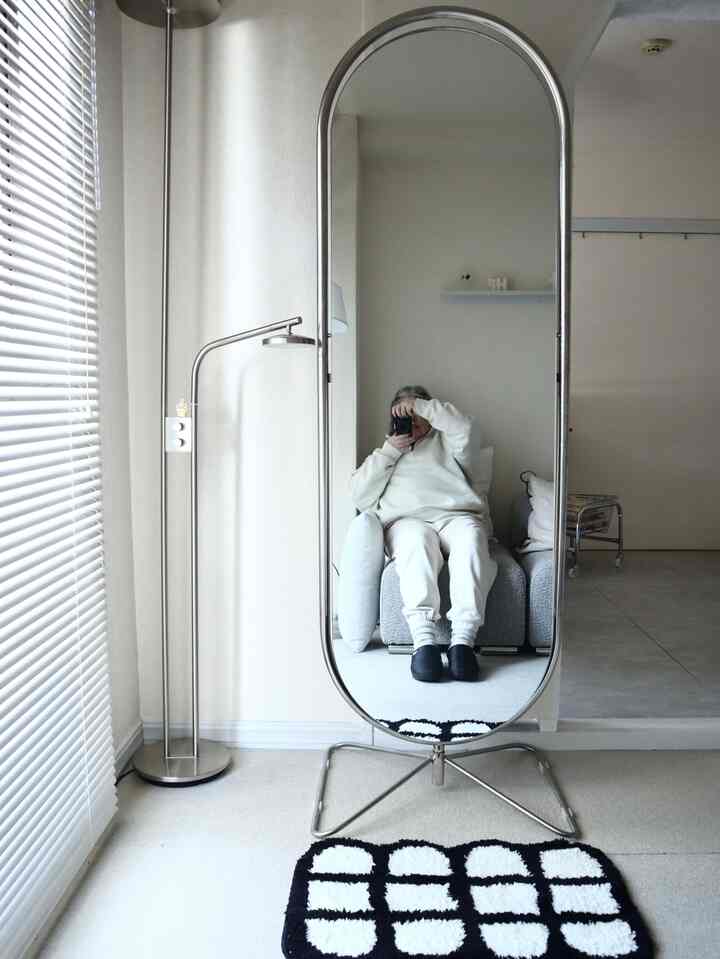 
リビング入り口横に置いていたスタンドミラーとフロアライトを窓際に移動させました🪞
この配置の方が使いやすいし部屋が広く見えるから模様替えして良かった♪





#Koreaninterior #韓国インテリア #無機質インテリア #シンプルなインテリア #シンプルインテリア #ホワイトインテリア #海外インテリア #インテリア #インテリア家具 #インテリア配色 #インテリア小物 #ミラー・姿見 #DIY #シンプリスト #シンプリストの部屋づくり #ミニマリズム #モノトーンインテリア 