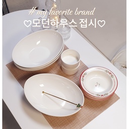 #최애브랜드 #콘수프기록 ♥ 좋아하는 브랜드는 몇가지 있는데 많이 가지고 있는 편은 아니라 사진 찍기 편한 모던 하우스 접시를 최애 브랜드로 정해봤어요~
♥ 모던하우스 ON 타원볼 4개+미니볼 2개세트
타원 그릇을 사고 싶었는데 검색하다가 취향에 딱 맞는 
깔끔하고 예쁜 모던하우스 접시 세트가 있어서 바로 샀어요~~
가성비도 너무 좋아요~~
타원 그릇은 깊이가 적당히 있어서 파스타나 국요리 뿐만 아니라
샐러드 담기에도 적당해서 정말 많이 쓰게 될 것 같아요~:)
소스용 미니볼도 크기가 적당해서 소스류나 반찬 담기에요 좋을 것 같아요
모던하우스 넘 좋아요 :)
♥ 모던하우스 뚱냥이 산타애옹 앞접시
이건 작년 크리스마스 때 크리스마스 겸해서 샀는데
귀엽고 예뻐서 평소에도 간식이나 과일용 접시로
크기가 딱 적당해서
너무 너무 잘 쓰고 있어요~~
귀엽고 깜찍하고 좋아요 ㅎㅎ
♥모던하우스 트리 머들러
이것도 작년 크리스마스에 산 머들러 ㅎㅎ
이 머들러도 트리가 넘 예쁘고 귀여워서 
평소에 카누라떼 타서 마실때 정말 잘 쓰고 
트리 모양이라 볼때마다 기분도 좋아져요
#모던하우스 #모던하우스접시 #최애템 #최애브랜드 #접시추천 #타원그릇 #타원볼 #파스타접시 #국그릇 #소스볼 #테이블매트 #식탁매트 #앞접시 #간식접시 #머들러 #모던하우스소품 #맞팔 #맞팔환영 #맞팔해요